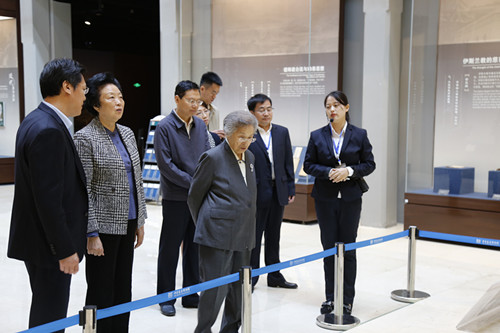 全国人大原副委员长何鲁丽一行到中华慈善博物馆参观视察